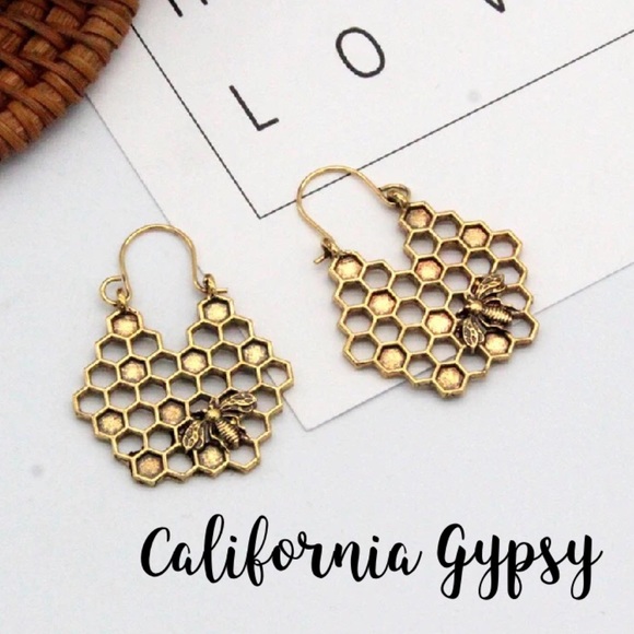 Jewelry - Bumble bee 🐝 Honey comb 🍯 earrings